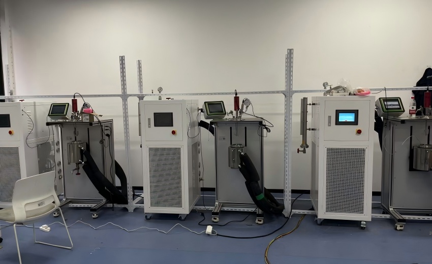 Heating and Cooling in Small High-Pressure Reactors: How Temperature Control Affects Experimental Results