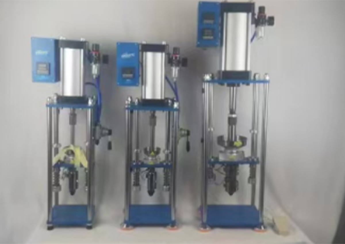 Desktop injection molding machine and vertical injection molding machine